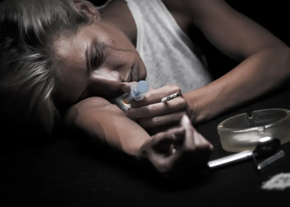 Common symptoms of drug addicts and behavioral signs of substance abuse